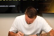 Luka Dončič pri podpise zmluvy. 