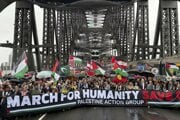 Pochod na podporu Palestíny cez most Sydney Harbour Bridge.