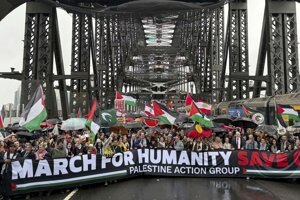 Pochod na podporu Palestíny cez most Sydney Harbour Bridge.