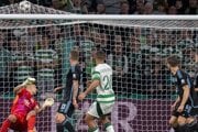 Cameron Carter-Vickers strieľa gól v zápase Ligy majstrov medzi Celticom a Slovanom Bratislava.