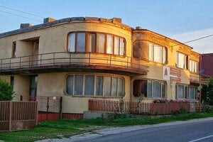 Takto si dom pamätajú turisti prechádzajúci obcou.