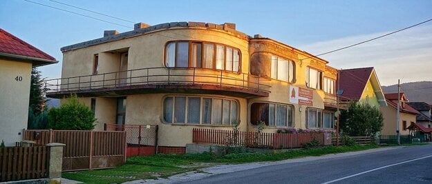Takto si dom pamätajú turisti prechádzajúci obcou. (zdroj: Wikipedia)