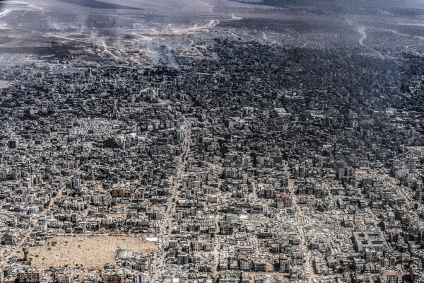 Letecký pohľad na mesto Gaza smerujúce na východ z jordánskeho výsadkového letu v stredu.