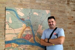 Jozef Černek, predseda Matice slovenskej v Komárne a sprievodca v jednej osobe.