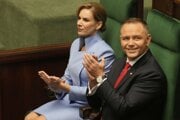 Karol Nawrocki s manželkou Martou v poľskom parlamente.