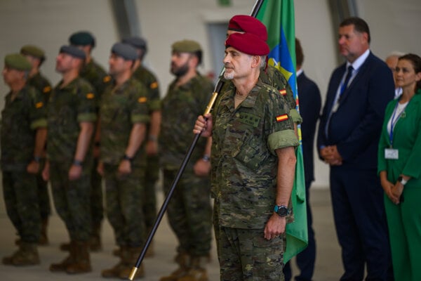 Nový plukovník Juan Antonio Puime Maroto počas slávnostného ceremoniálu odovzdania a prevzatia funkcie veliteľa predsunutého veliteľského prvku Veliteľstva zboru rýchleho nasadenia NATO v Španielsku v Kuchyni.