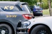 Policajti zadržali strelca iba niekoľko kilometrov od baru, v ktorom strieľal.