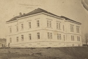 Rozostavaná budova nemocnice v Leviciach, záber je z roku 1881.