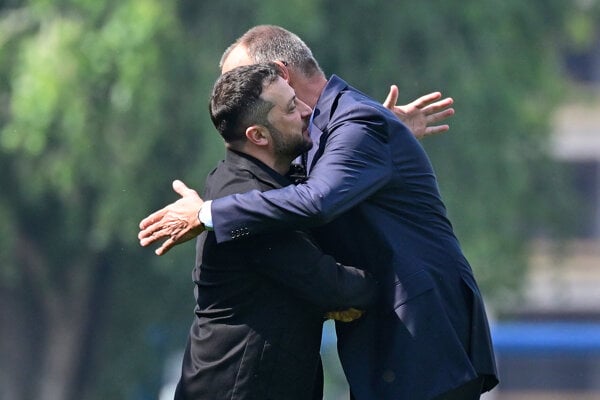Ukrajinský prezident Volodymyr Zelenskyj sa po prílete do Berlína objíma s kancelárom Friedrichom Merzom.