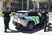 Policajti odviezli Alexandra zo súdu do väznice.