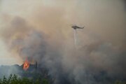 Hasiči zasahujú proti požiarom pri gréckom meste Patras.