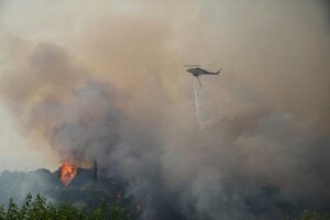 Hasiči zasahujú proti požiarom pri gréckom meste Patras.
