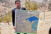 Izraelský krajne pravicový minister financií Becalel Smotrič drží mapu, ktorá zobrazuje výstavbu novej štvrte osady Ma'ale Adumim v takzvanej zóne E1.