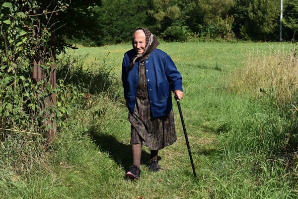 Mária Čopáková na ceste na vyhliadkovú vežu. 