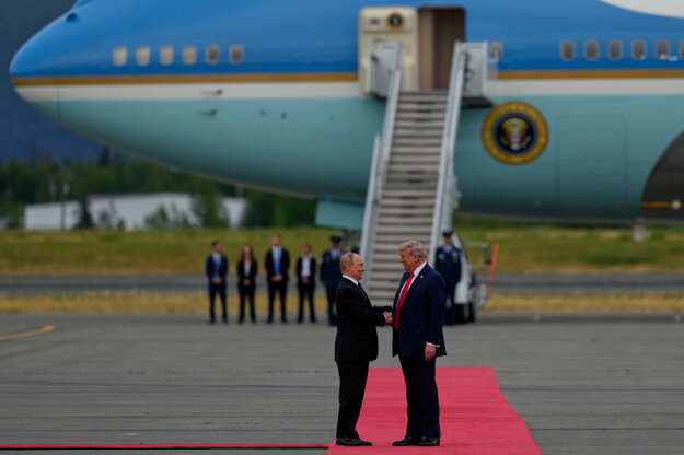 Americký prezident Donald Trump a ruský prezident Vladimir Putin sa zdravia na vojenskej základni Elmendorf-Richardson v Anchorage na Aljaške.