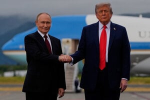 Putin Trump samit: Trump sa na Aljaške zvítal s Putinom, začali sa rokovania medzi USA a Ruskom