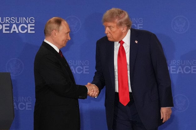 Donald Trump a Vladimir Putin počas spoločnej tlačovej konferencie.
