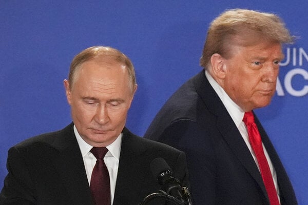 Ruský prezident Vladimir Putin a Donald Trump prichádzajú na tlačovú konferenciu po svojom samite na Aljaške.