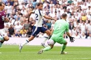 Hráč Tottenhamu Hotspur Brennan Johnson (uprostred) strieľa tretí gól cez slovenského futbalového brankára Burnley Martina Dúbravku (vpravo) .