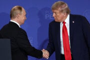 Ruský prezident Vladimir Putin si podáva ruku s americkým prezidentom Donaldom Trumpom po samite na Aljaške.