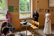 Riaditeľka školy Júlia Šišková (vpravo) počas odovzdávania  vysvedčení.