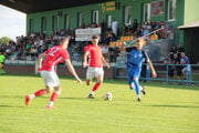 Futbalisti Zubrohlavy (v modrých dresoch) doma prehrali s Radôstkou 1:2.