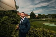 Zmysel našiel v luxusnom kaštieli Château Bela v obci Belá. 