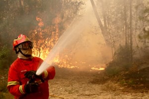 V Portugalsku prišiel o život tiež jeden hasič. 