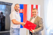 Nový konateľ spoločnosti Aqua Kubín Michal Holub (vľavo) s primátorom Jánom Prílepkom. 