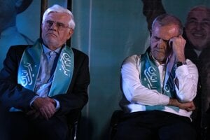 Iránsky viceprezident Mohammad Rezá Áref (vľavo) a prezident Masúd Pezeškiján.
