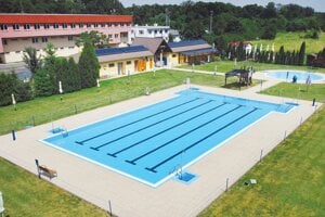 Mestské kúpalisko v Lučenci pred spustením letnej sezóny.