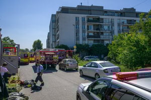 Hasiči a sanitky na mieste požiaru v bratislavskej mestskej časti Ružinov.