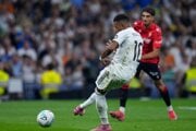 Kylian Mbappe premieňa pokutový kop. 