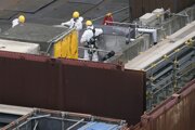 Pracovníci v japonskej jadrovej elektrárni Fukušima vo februári 2025. 