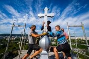 Pracovníci a zhotovovatelia počas slávnostného osedenia kríža na vežu Kaplnky sv. Rozálie v bratislavskej mestskej časti Lamač.