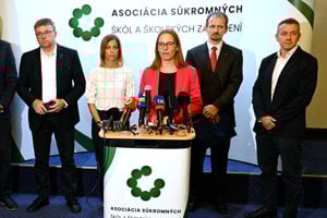 Zľava prezident evanjelických škôl Marián Damankoš, zástupca Únie súkromných jaslí a škôlok Lucia Brandstetter, prezidentka ASŠŠZ Eva Ohraďanová, Asociácie za život a rodinu Tomáš Kováčik a analytik inštitútu INES Robert Chovanec.