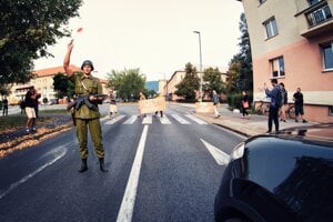 Ulicu Československej armády dnes symbolicky okupovali. Fotografia je dotvorená umelou inteligenciou, na mieste vojaka stál policajt, ktorý riadil dopravu a dohliadal aj na bezpečnosť. 