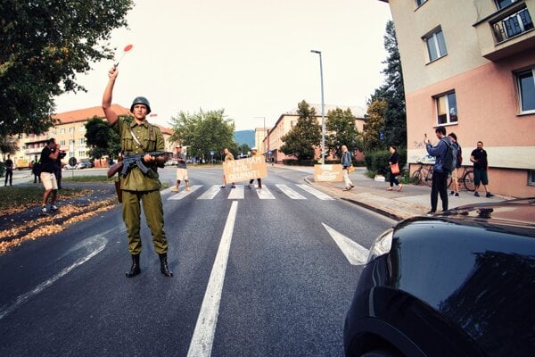 Ulicu Československej armády dnes symbolicky okupovali. Fotografia je dotvorená umelou inteligenciou, na mieste vojaka stál policajt, ktorý riadil dopravu a dohliadal aj na bezpečnosť. 