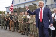 Donald Trump navštívil policajtov i príslušníkov Národnej gardy nasadených vo Washingtone.