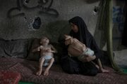 Samah Matar so svojími podvyživenými synmi v meste Gaza.
