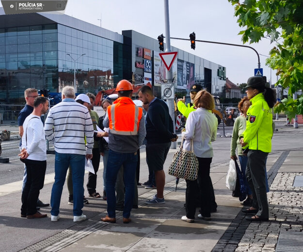 Rokovanie v teréne. Výsledok - práce potrvajú dlhšie.  (zdroj: polícia)
