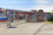 Novohradčana odviedli v putách z autoumyvárne, v ktorej pracoval. Aj jej priestory policajti v pondelok 18. 8. dôkladne prehľadali.