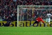 Julio Cruz strieľa jediný gól zápasu Artmedia Bratislava - Inter Miláno v skupine H Ligy majstrov 2005/2006.