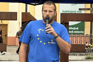 V prípade útoku na advokáta a aktivistu hajlujúcimi mužmi začala polícia trestné stíhanie