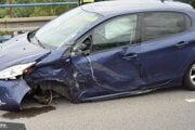 Zničený Peugeot po nehode. 