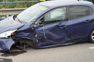 Zničený Peugeot po nehode. 