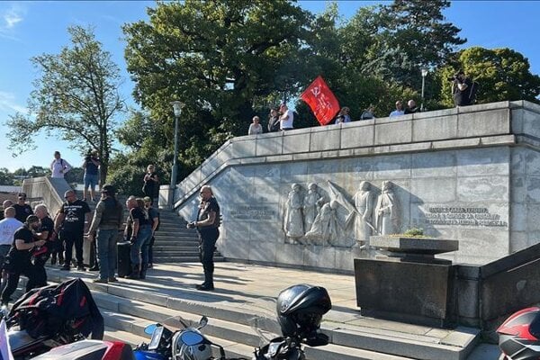 Prví členovia motorkárského proruského gangu Brat za brata dorazili 