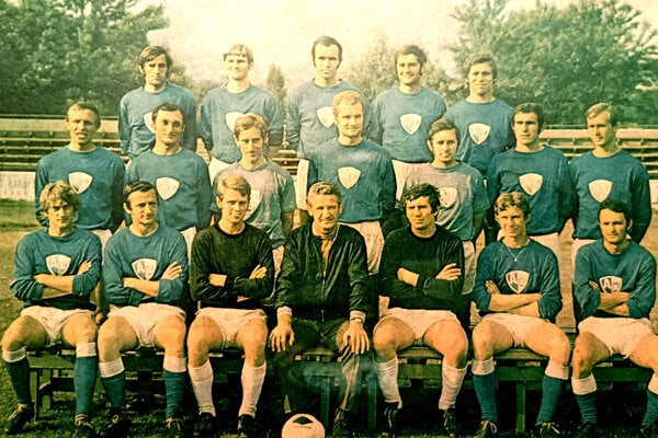 Slávne mužstvo AC Nitra zo začiatku 70. rokov. Július Porubský v strednom rade celkom zľava. 