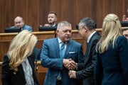 Premiér Robert Fico a Ladislav Kamenický po schválení minuloročného rozpočtu v parlamente. 