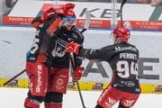 Alex Tamáši (vľavo) oslavuje gól so spoluhráčmi